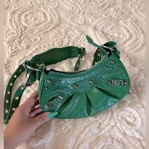 Stylish green shoulder bag